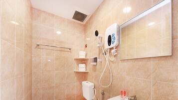 Un baño moderno con inodoro, bidé y lavamanos.
