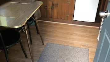 冰箱、微波炉、茶具/咖啡用具、烤面包机