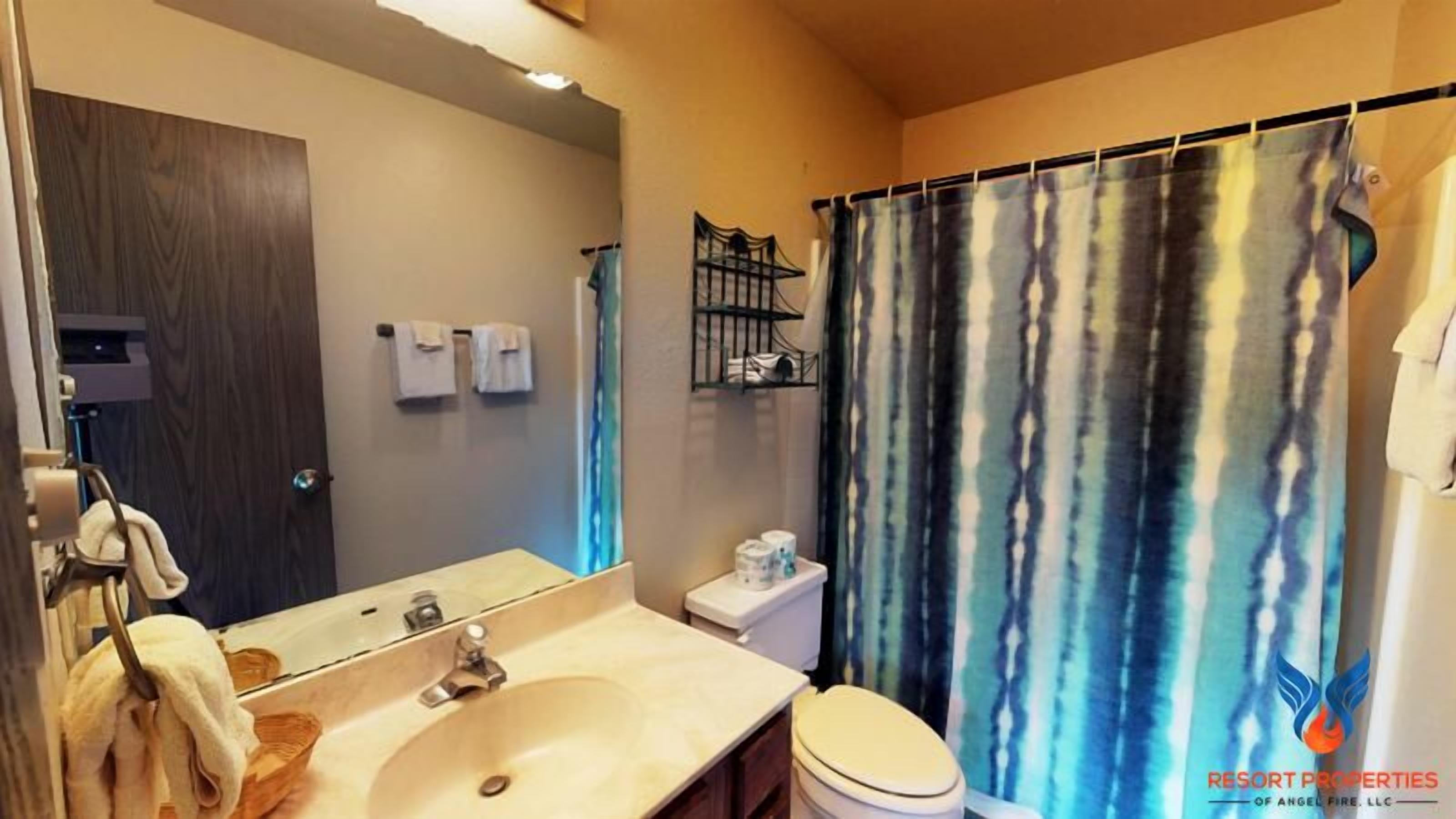 Combined shower/tub, towels