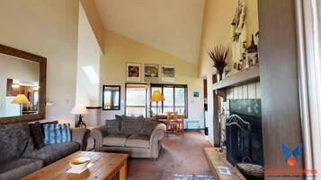 Télévision, cheminée