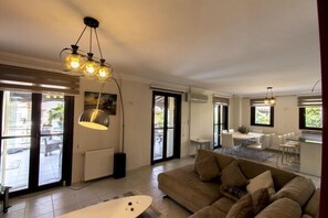 Villa, 3 Schlafzimmer | Wohnbereich | LCD-Fernseher