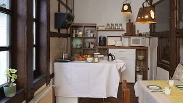 Desayuno de autoservicio diario (EUR 12 por persona)