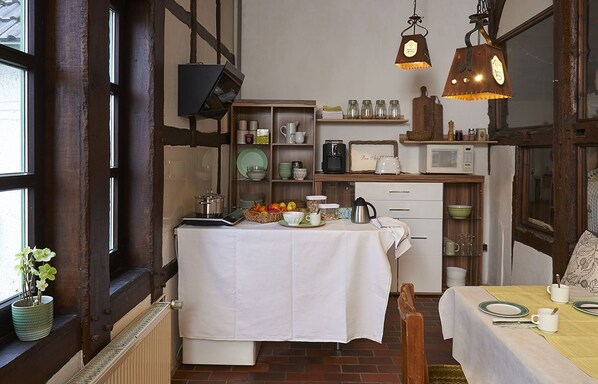 朝食 (セルフサービス)、毎日提供 (1 名様 12 EUR)