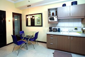 Apartamento conforto, 1 quarto | Cozinha americana privada | Geladeira grande, micro-ondas, panela elétrica de arroz
