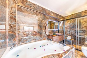 Jetted bathtub - Villa Daisy by Villamnet (Fethiye)