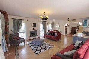 Villa, 3 Schlafzimmer | Wohnbereich | LCD-Fernseher