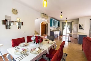 Vila, 3 quartos | Opções para refeição no quarto