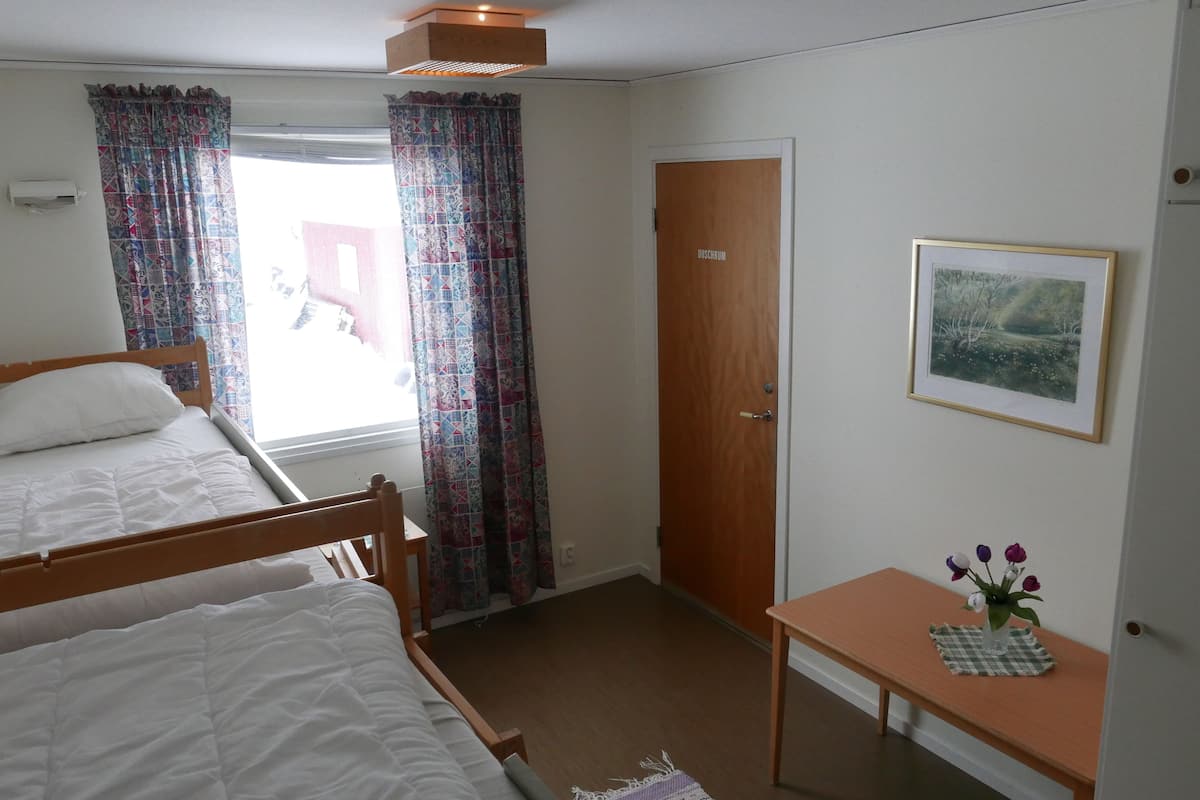 Habitación cuádruple, baño privado | Wifi gratis y ropa de cama