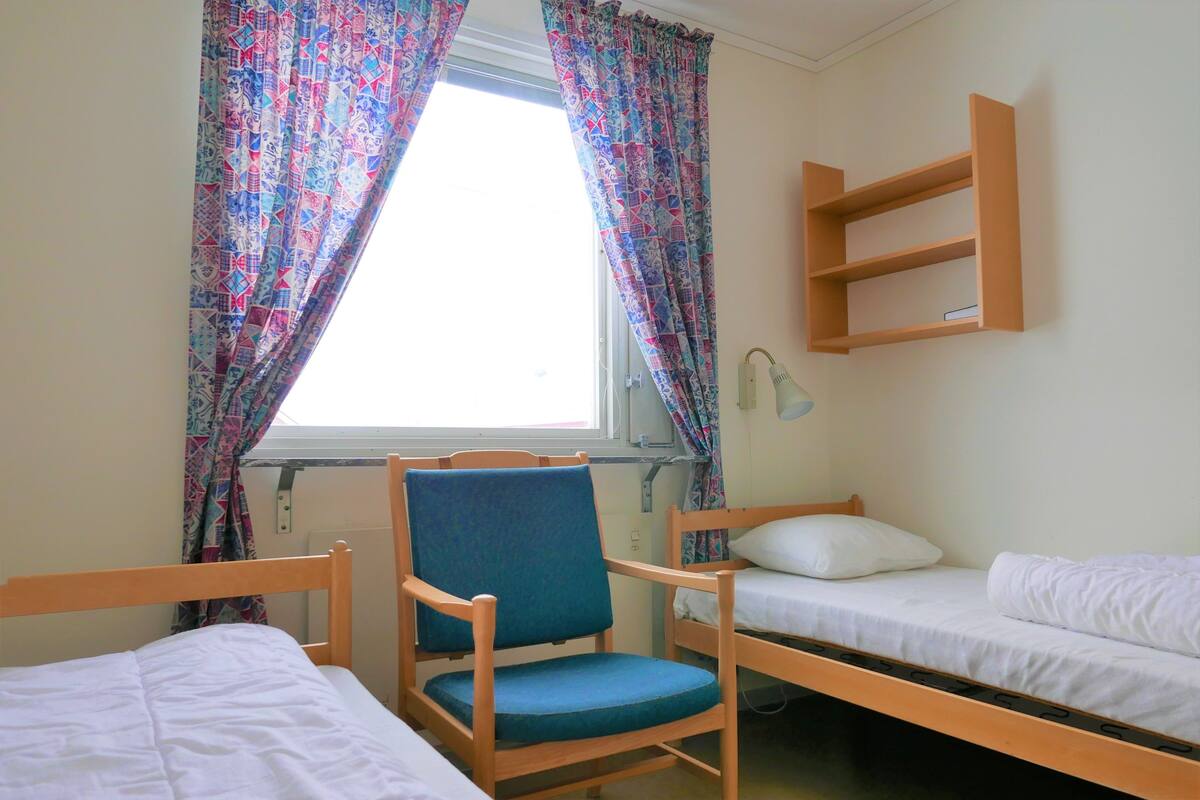 雙床房 (private WC, shared shower) | 免費 Wi-Fi、床單