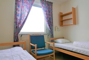 ツインルーム (private WC, shared shower) | WiFi (無料)、ベッドシーツ