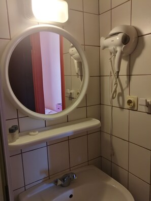 Shower, hair dryer, slippers, towels - Teras Motel (Foça)