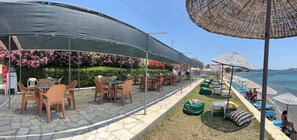 Private beach, sun loungers, beach umbrellas - Teras Motel (Foça)