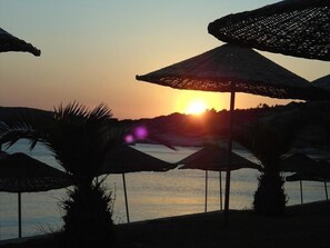 Private beach, sun loungers, beach umbrellas - Teras Motel (Foça)