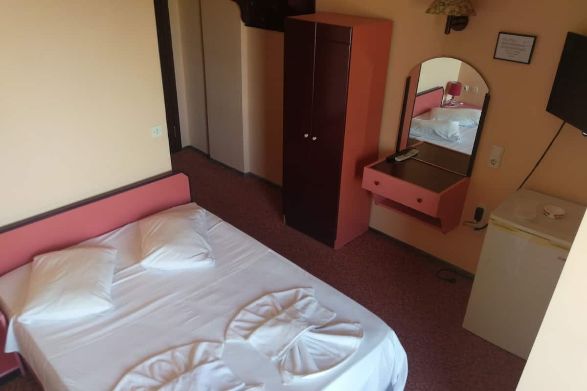 In-room safe, free WiFi, bed sheets