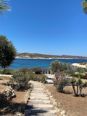 Private beach, sun loungers, beach umbrellas - Teras Motel (Foça)
