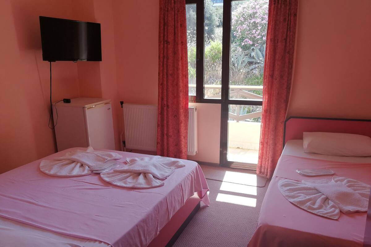 Family Triple Room | In-room safe, free WiFi, bed sheets