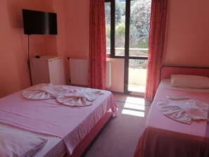 Chambre Triple Familiale | Coffres-forts dans les chambres, Wi-Fi gratuit, draps fournis