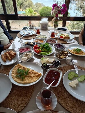 Free daily buffet breakfast - Teras Motel (Foça)