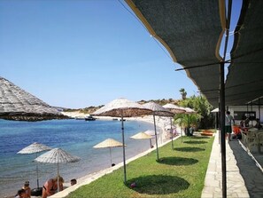 Private beach, sun loungers, beach umbrellas - Teras Motel (Foça)