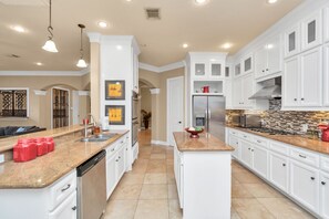 Frigorifero, piano cottura, lavastoviglie, macchina per tè/caffè