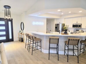 冷蔵庫、電子レンジ、オーブン、コンロ