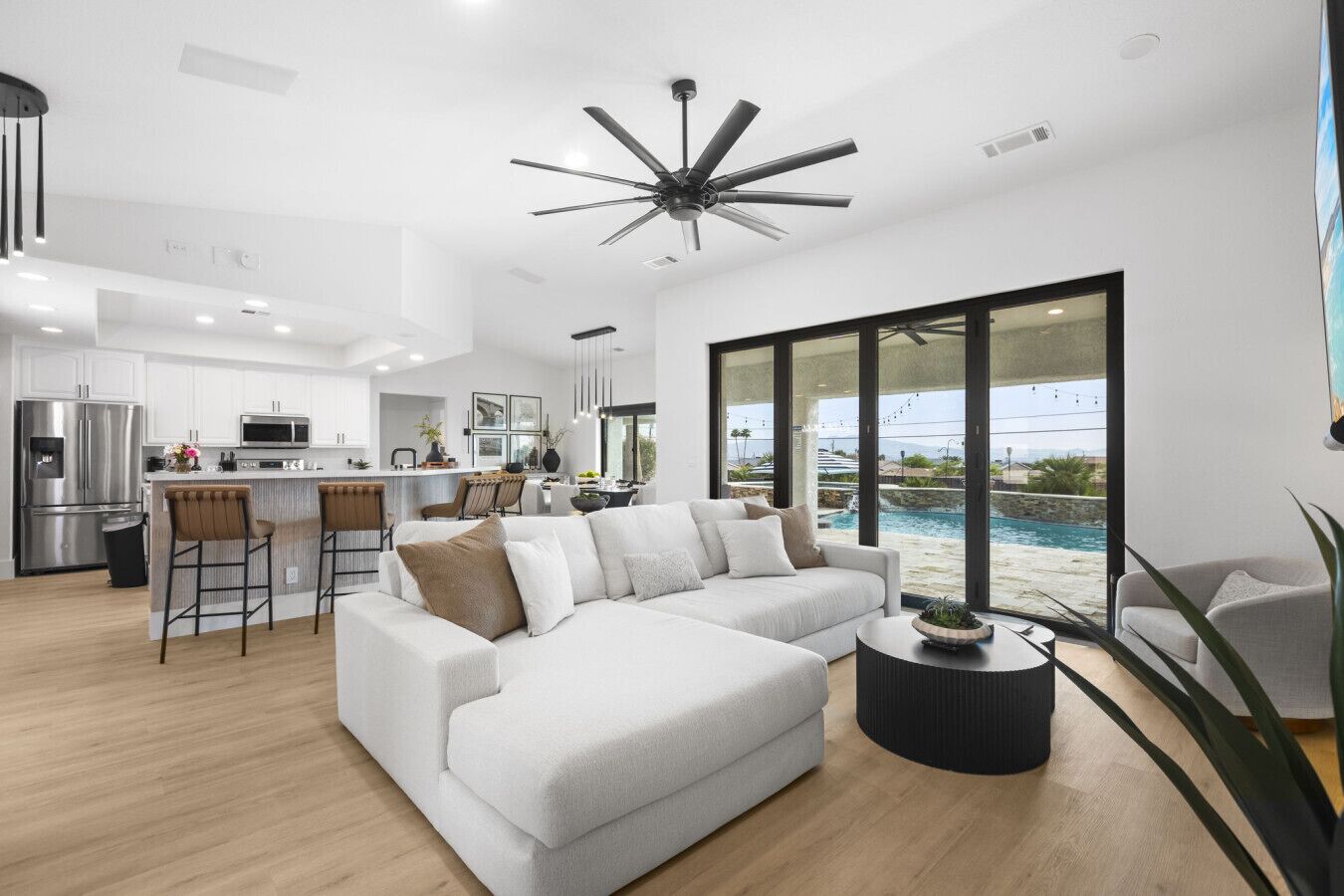 Een smart-tv, een open haard en een stereo