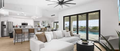 Een smart-tv, een open haard en een stereo