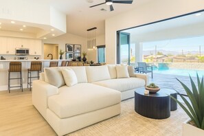 Smart TV, fireplace, stereo