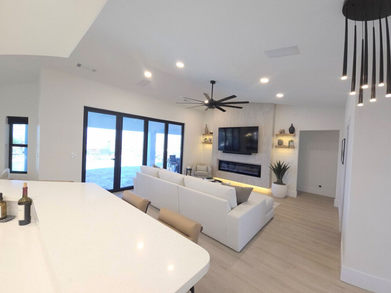 TV connectée, cheminée, chaîne hi-fi