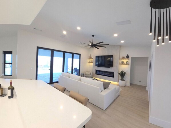 Smart TV, fireplace, stereo