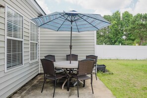 Outdoor dining - Blufton, Hilton Head Is SC. Vacation home. 3BR. 2BA Sleeps 6. 1 Night Min Stay. (Bluffton)