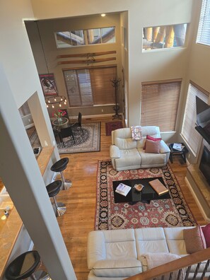 Smart TV, caminetto, lettore DVD, biblioteca musicale