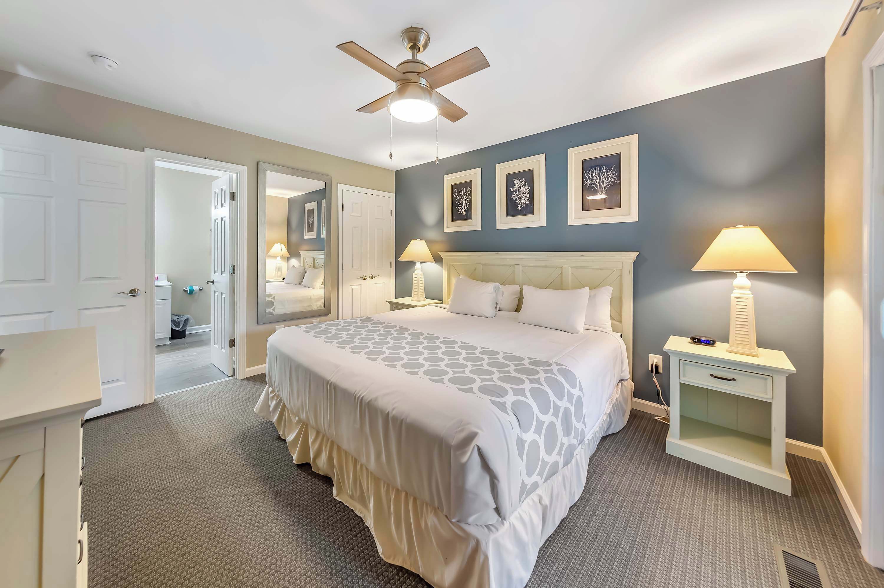 1 chambre, fer et planche à repasser, lit de bébé portatif