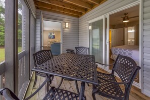 Dining - Condo right on the Golf Course! (New Bern)