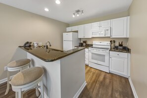 Fridge, microwave, oven, stovetop - Condo right on the Golf Course! (New Bern)