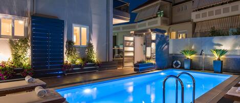 Außenpool (je nach Saison geöffnet), Sonnenschirme, Liegestühle