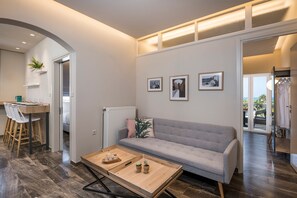 32-inch flat-screen TV with satellite channels, TV - Sun Ray Luxury Apartments (Chania)