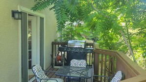 An outdoor deck with a grill, chairs, and a table. - Cozy Sedona Get-Away (Sedona)