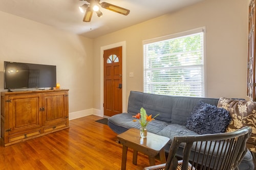 North Park, charming Garden Cottage by Balboa Park, Zoo, & popular venues 