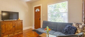 North Park, charming Garden Cottage by Balboa Park, Zoo, & popular venues 
