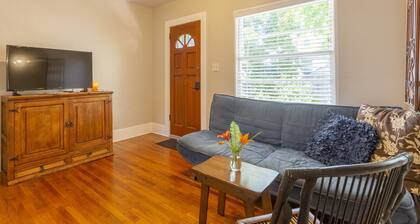 North Park, charming Garden Cottage by Balboa Park, Zoo, & popular venues
