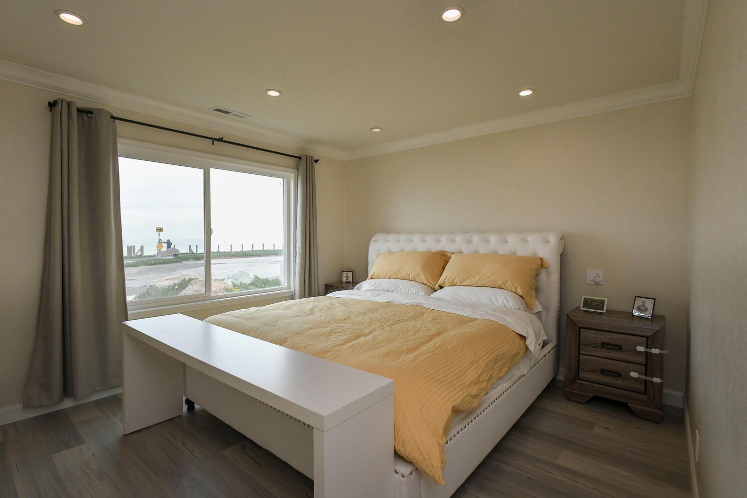 3 bedrooms, desk, iron/ironing board, travel crib