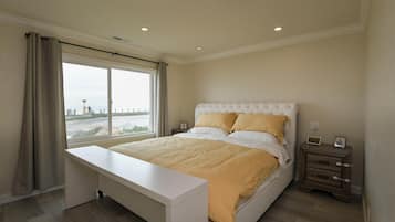 3 bedrooms, desk, iron/ironing board, travel crib