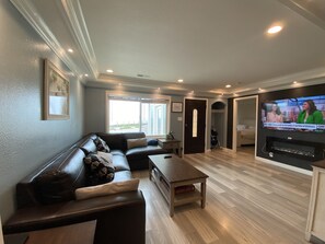 Una Smart TV, una chimenea, libros