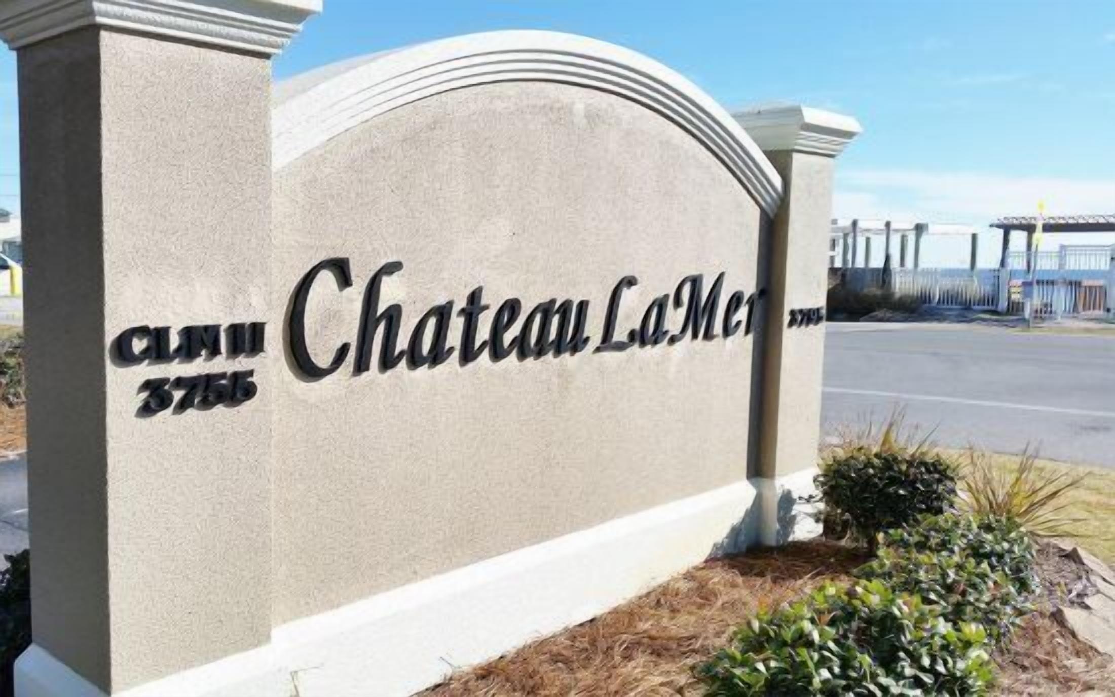 Een bord met de naam 'Chateau La Mer' en een gedeeltelijk adres 'CLIN 37155'.