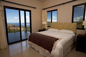 7 slaapkamers, een kluis op de kamer, een bureau