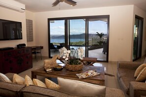 Een televisie, een dvd-speler, boeken en een muziekbibliotheek