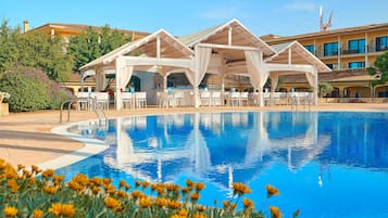 Piscine couverte, piscine extérieure, chaises longues