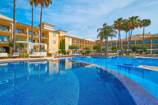 Indoor pool, outdoor pool, open 8:00 AM to 8:00 PM, sun loungers