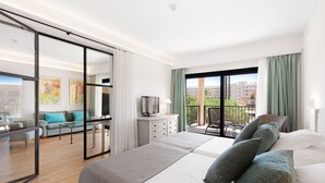 Suite, terrasse, bassengutsikt | Minibar, safe på rommet, skrivebord og blendingsgardiner